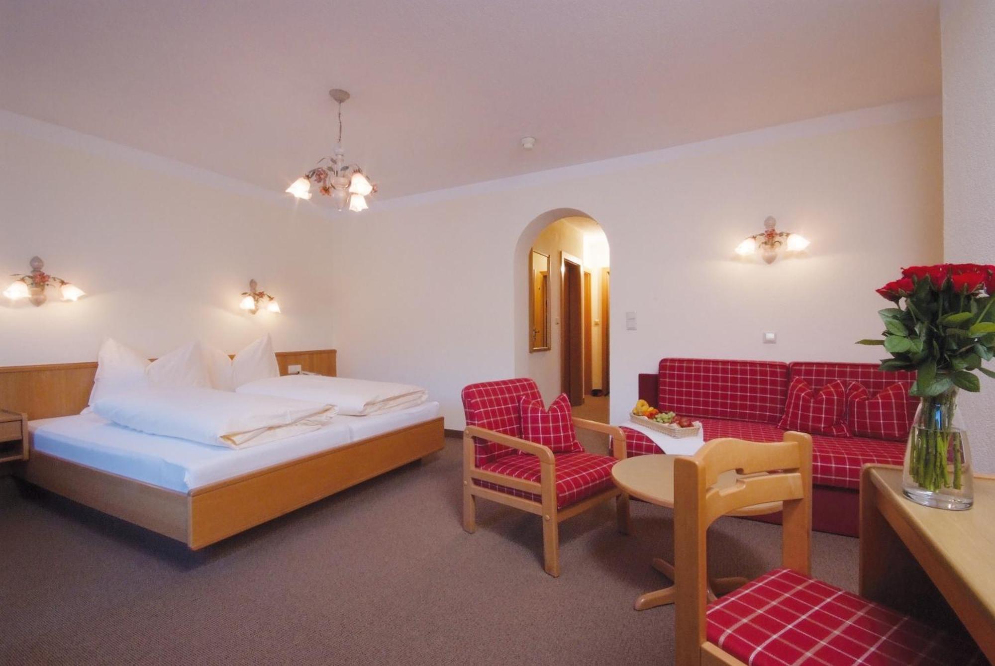 Hotel Zum Lamm Tarrenz Exterior photo
