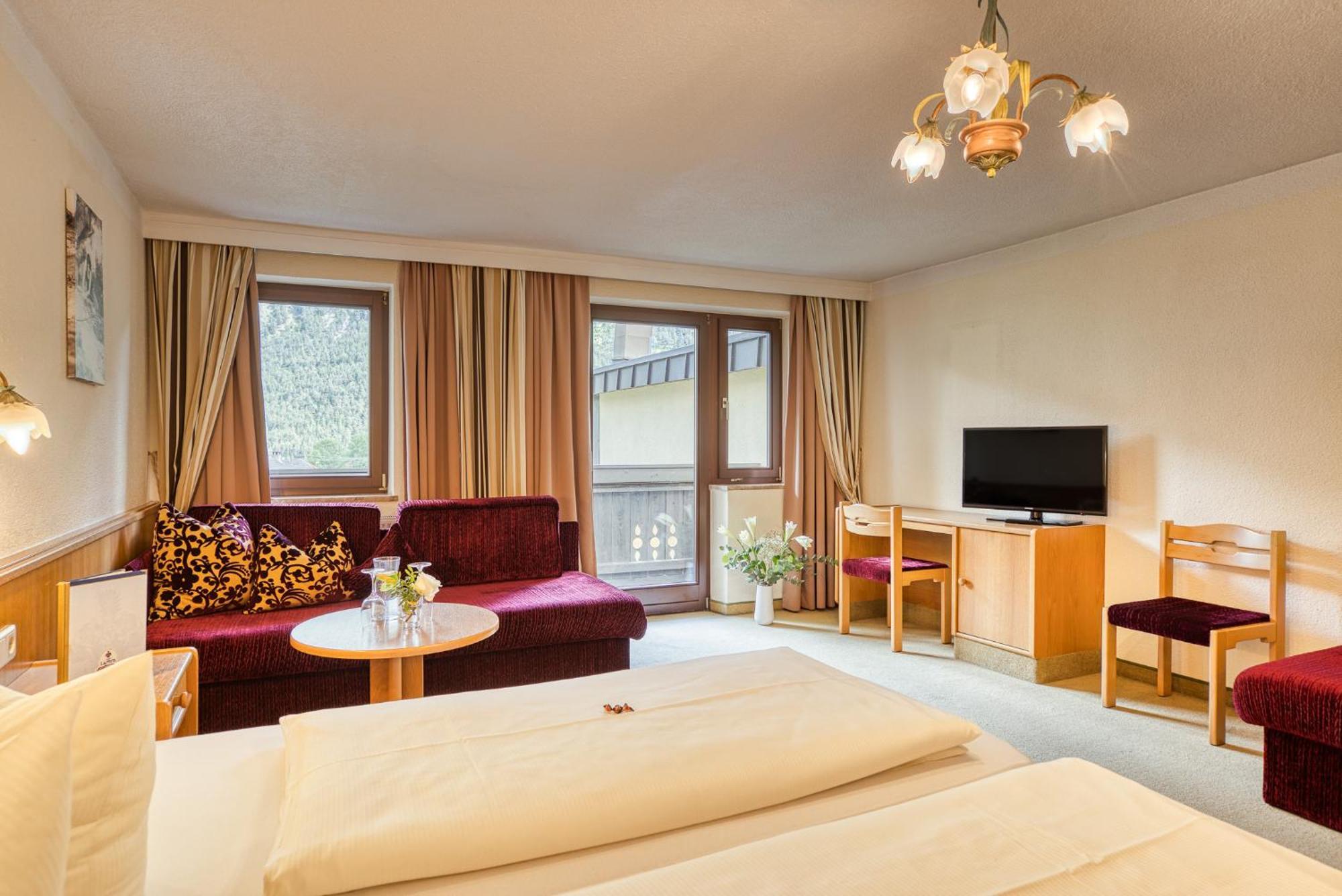 Hotel Zum Lamm Tarrenz Exterior photo